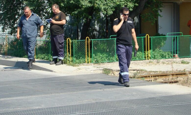 Катастрофирала кола се озова на жп релсите в Банско, влакът без малко да я помете