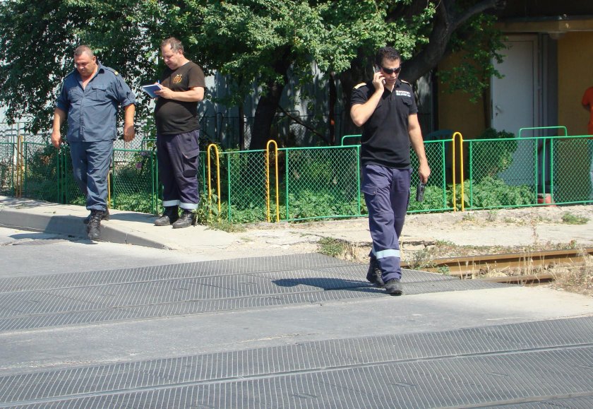 Катастрофирала кола се озова на жп релсите в Банско, влакът без малко да я помете