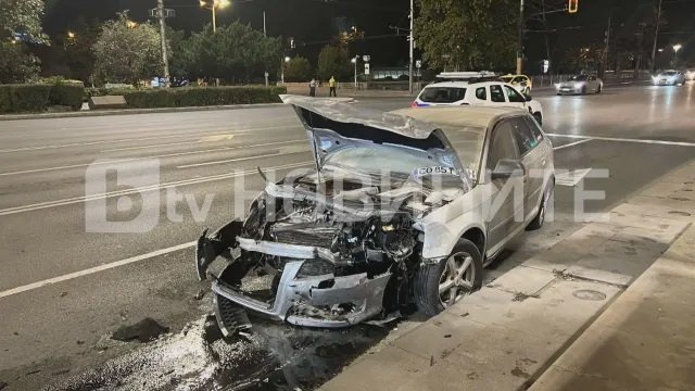 Две коли са помляни при среднощна катастрофа на &bdquo;Орлов мост&ldquo;