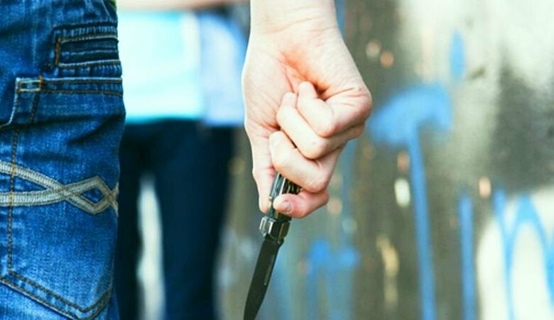 Мъж заплашва с нож 19-годишни момичета