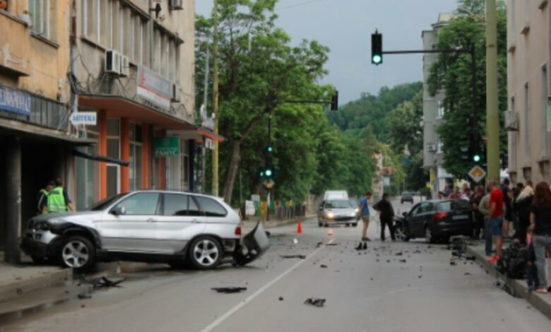 Неправилно пресичащи пешеходки предизвикаха катастрофа в Габрово