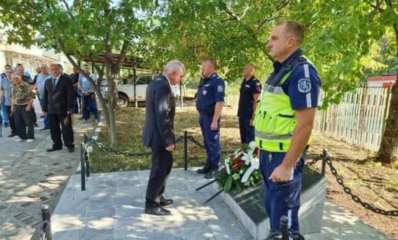 Почетоха паметта на загиналите полицаи и пожарникари при авария в Бобов дол