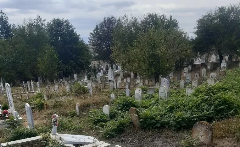 Поругаха мюсюлманските гробове в Лозница