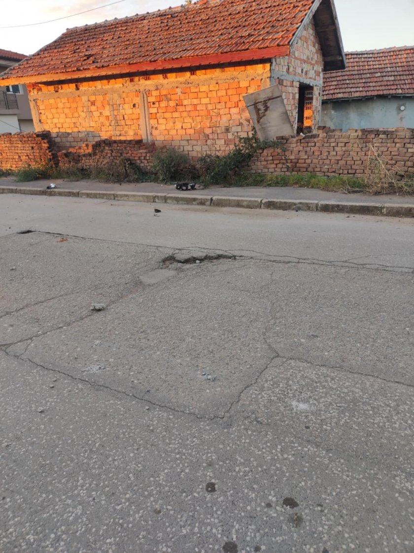 Дрогиран заби колата си в къща в село Доброславци (СНИМКИ)