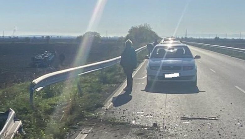 Кола е обърната по таван в нива на пътя между Стара Загора и Раднево