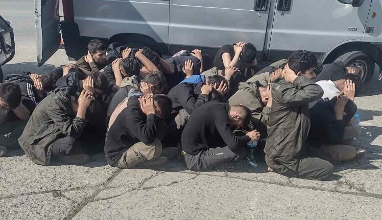 Нелегални мигранти скочиха в река при гонка с полицаи