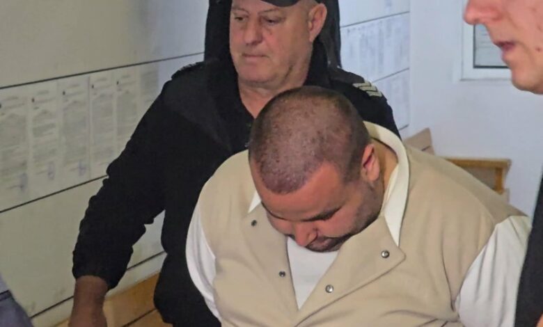 Погребалният агент с фалшивите кремации остава в ареста