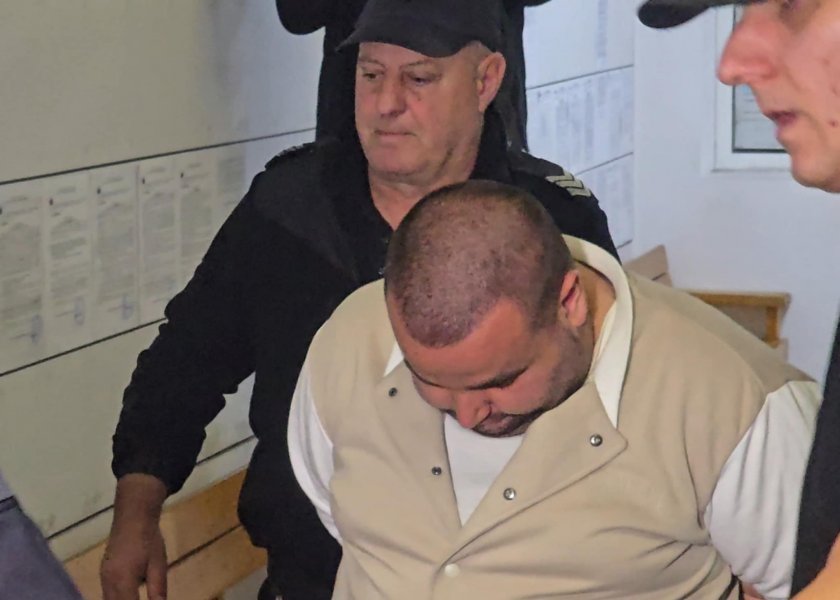 Погребалният агент с фалшивите кремации остава в ареста