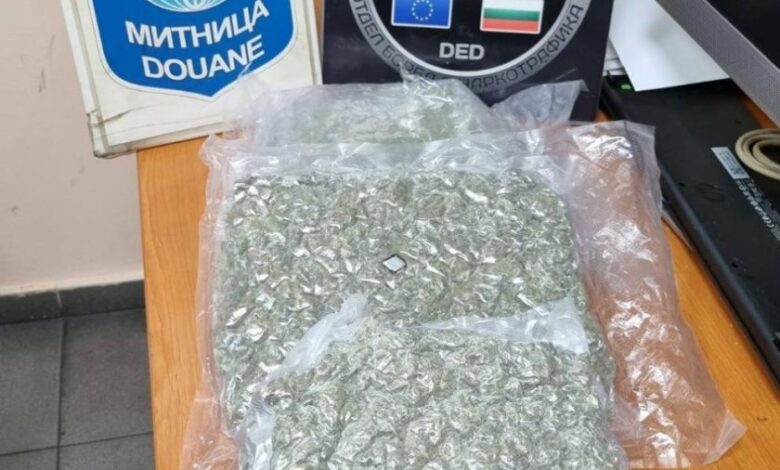 С три пакета марихуана около кръста: Митничари задържаха мъж на &bdquo;Капитан Андреево&ldquo;