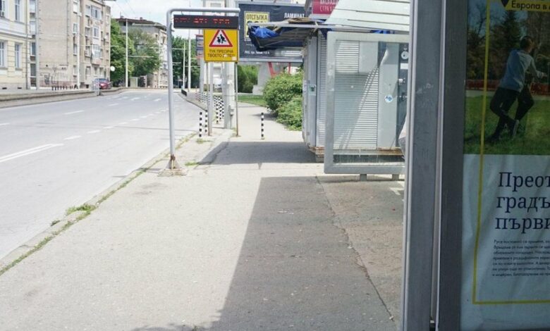 Сбиване на автобусна спирка в Русе заради опит за купуване на гласове