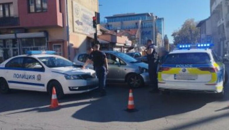 Шибнаха патрулка на централно кръстовище в Казанлък