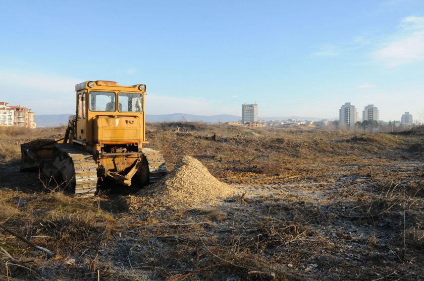 Трактор затисна млад мъж в нива край Средец
