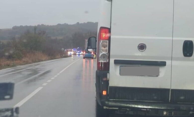 Двама пострадаха при челен сблъсък на кола и бус край Велико Търново