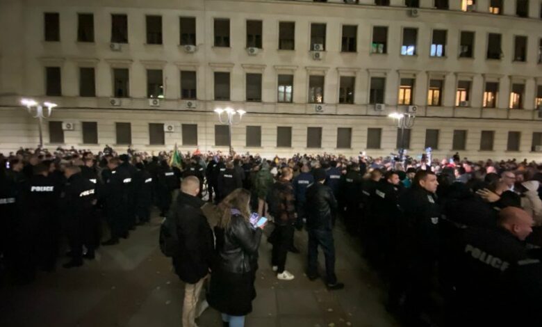 ЕКСКЛУЗИВНО: Този път полицията ни пази - пред Народния всичко е спокойно