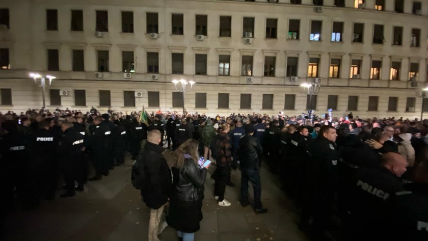 ЕКСКЛУЗИВНО: Този път полицията ни пази - пред Народния всичко е спокойно