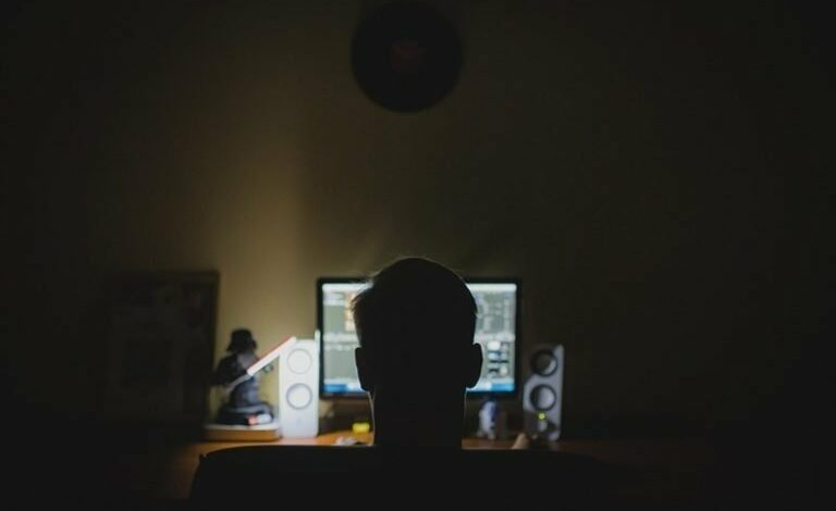 Извратеняк изнудва жена от Монтанско с голите ѝ снимки