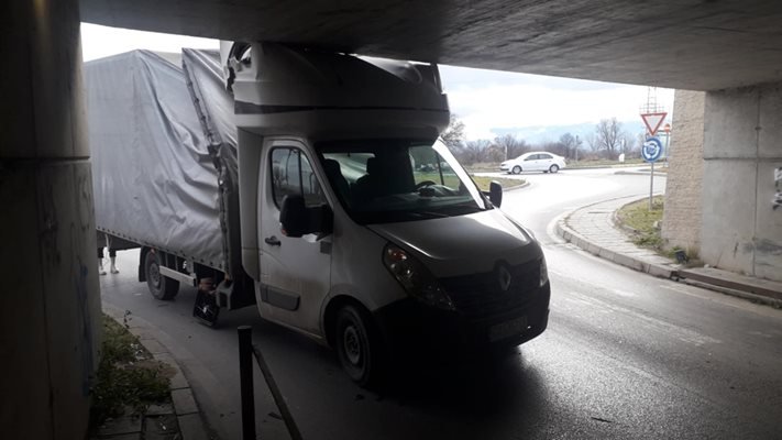 Камион се заклещи в тунел под бул. "Ботевградско" в София (СНИМКИ)