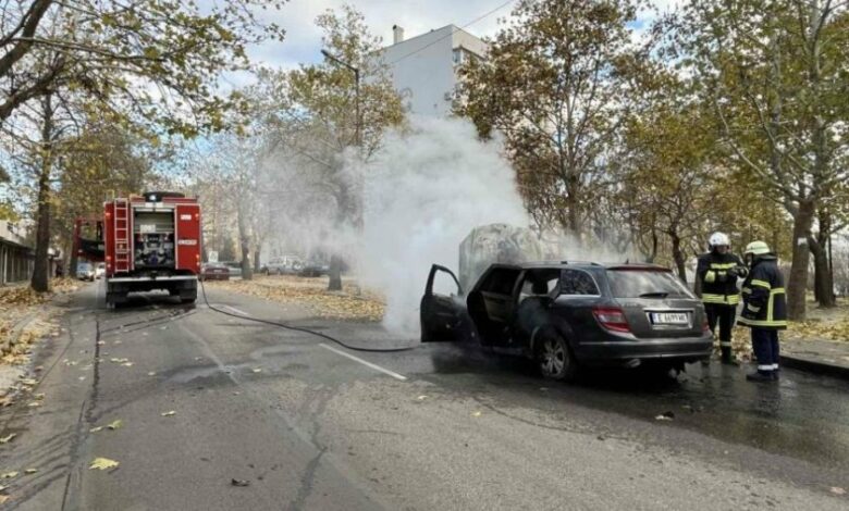 Кола горя в Благоевград (СНИМКИ)