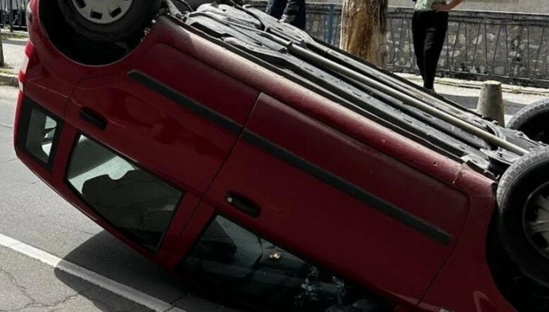 Кола се преобърна в центъра на Плевен