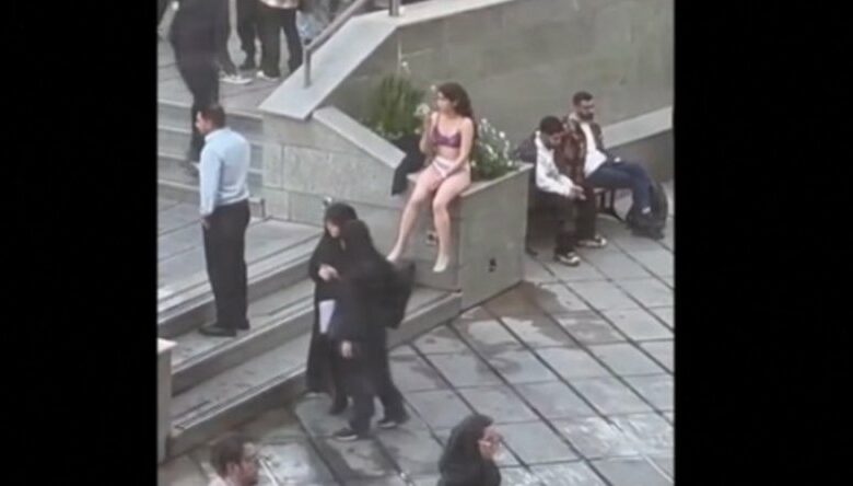 Майка на две деца в Иран се съблече по бельо в знак на протест
