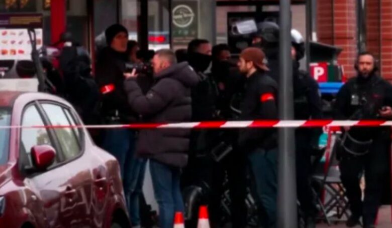 Мъж взе за заложници персонал на парижки ресторант