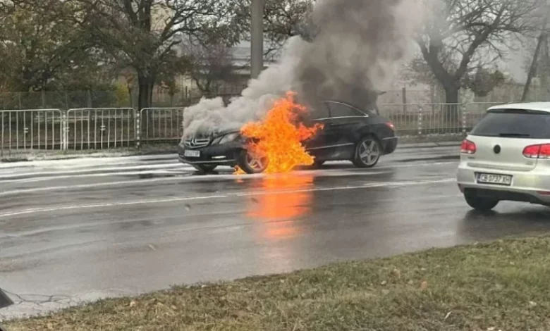 Мерцедес се запали на бул. "Рожен" в София