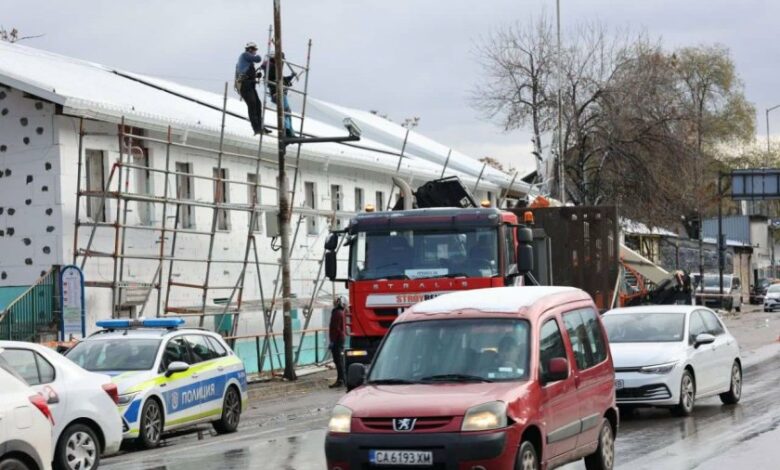 Първо в Lupa.bg: Нова трагедия с жертви се задава: 4- етажно скеле ще рухне всеки миг на Сточна гара (СНИМКИ)