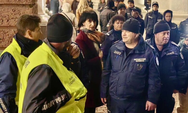 Полиция пак обгради Народния заради "Оръжията и човекът"