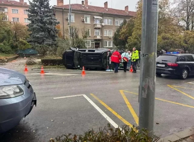 След удар в дърво: Джип се преобърна във Велико Търново и рани 4-годишно дете (СНИМКИ)