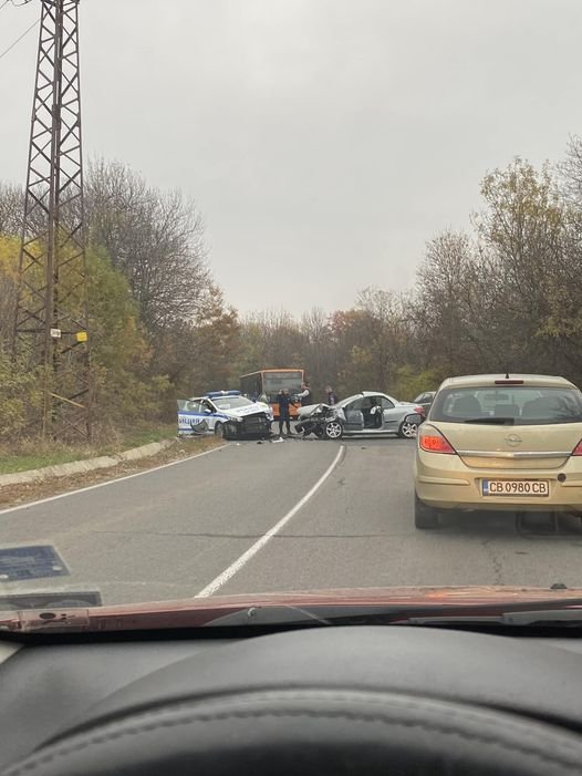 Тежка катастрофа с патрулка край Мало Бучино, пострадал е полицай