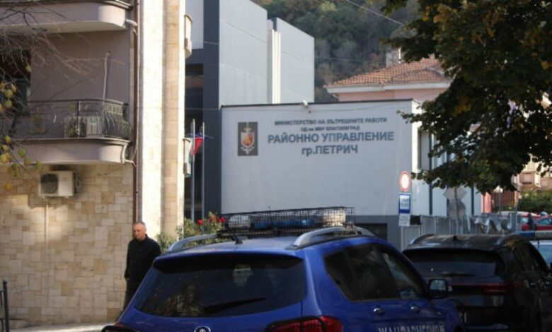 Тримата обвинени полицаи от Петрич остават в ареста