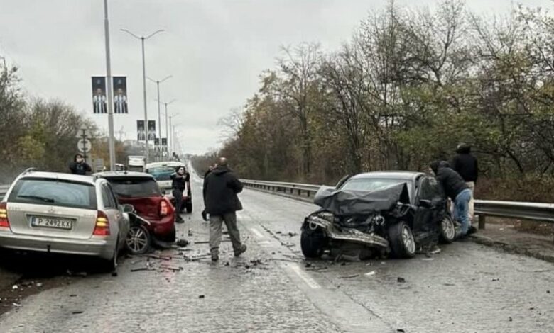 Верижна катастрофа затвори движението по международен булевард в Русе