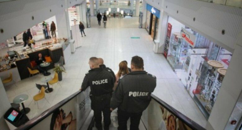 Засилват охраната в моловете, а подозрителни лица ще бъдат извеждани