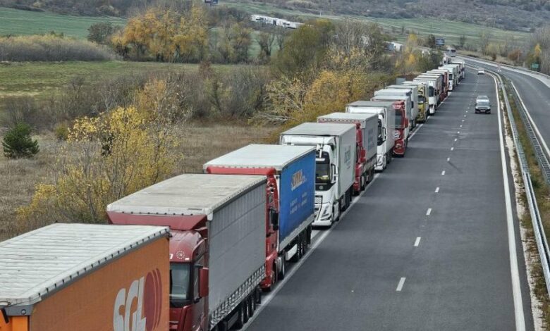 Километрично задръстване от тирове и автомобили на границата с Турция