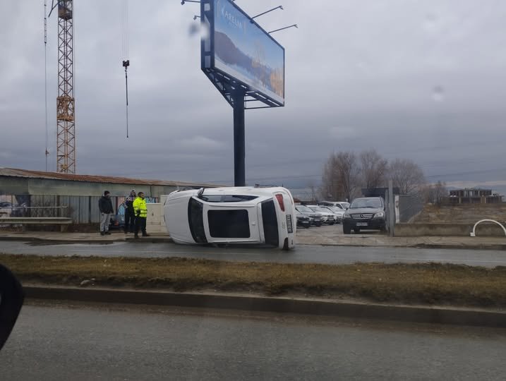 Кола се обърна по таван на Околовръстното на София