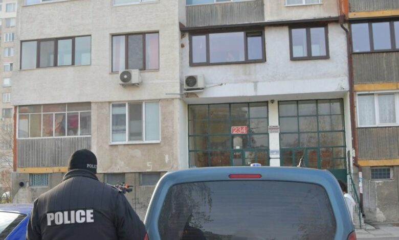 Беглец от психиатрия се катери 3 етажа, за да се скрие в жилището на майка си