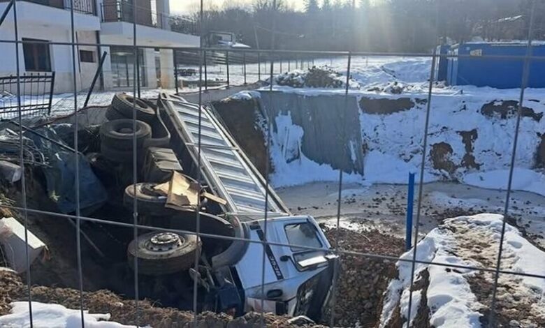 Камион се преобърна в столичния квартал "Горна баня" (СНИМКА)