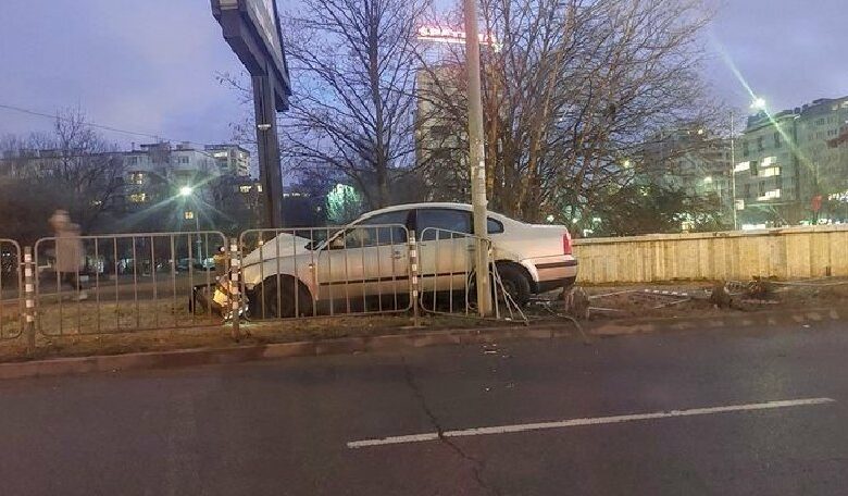 Кола се вряза в огражденията на бул. "Тодор Каблешков" в София