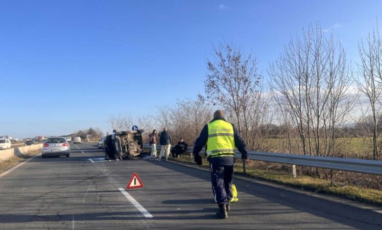 Обърнат микробус затруднява движението по пътя Бургас - Слънчев бряг (СНИМКИ)
