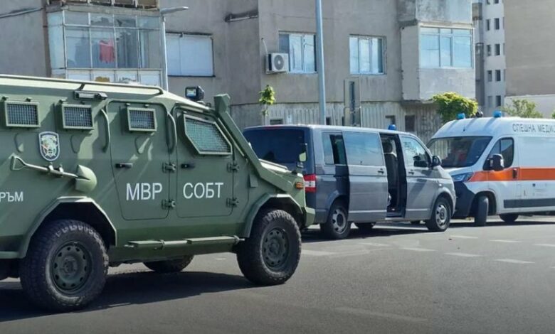 Пиян карловец вилня във входа на блока си, барикадирал се и хвърлял буркани през терасата