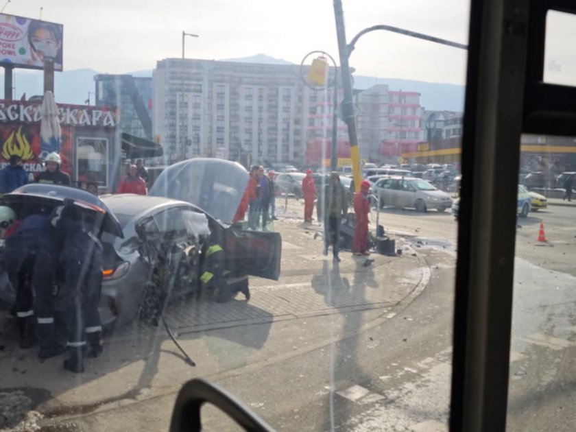 На косъм от трагедия: Скъпи возила се удариха "Черни връх" (СНИМКИ)