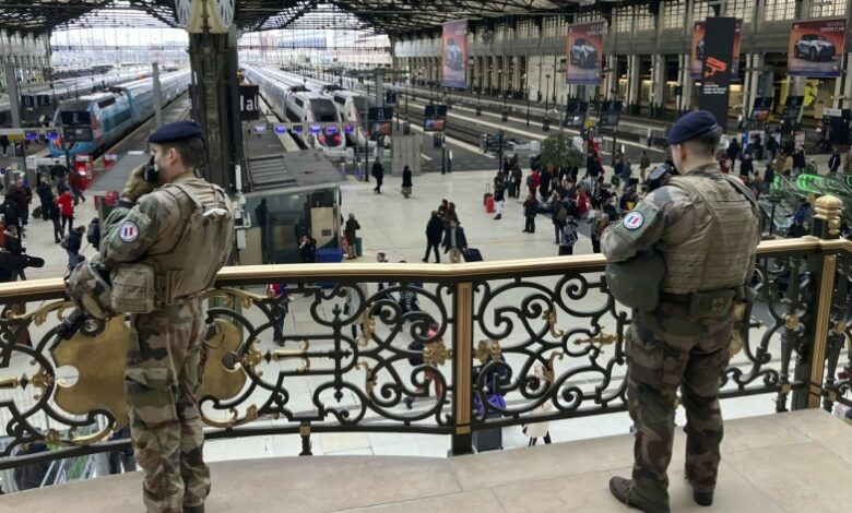 Полицаи простреляха двама на жп гара в Париж