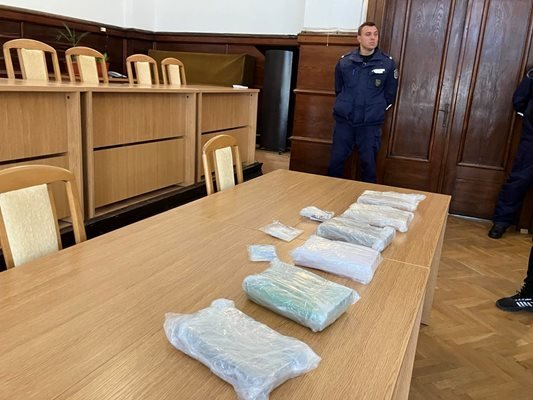 Само в Lupa.bg: Война след заловените 7 кила кокаин (СНИМКИ)