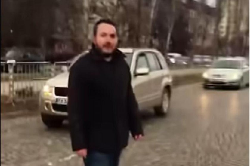 Самоуби се мъжът, който се хвърляше окървавен под коли в София (Видео)