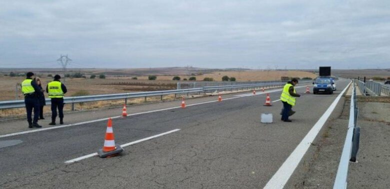 Шофьор на камион помете човек в аварийната лента на АМ &bdquo;Тракия&ldquo; и избяга