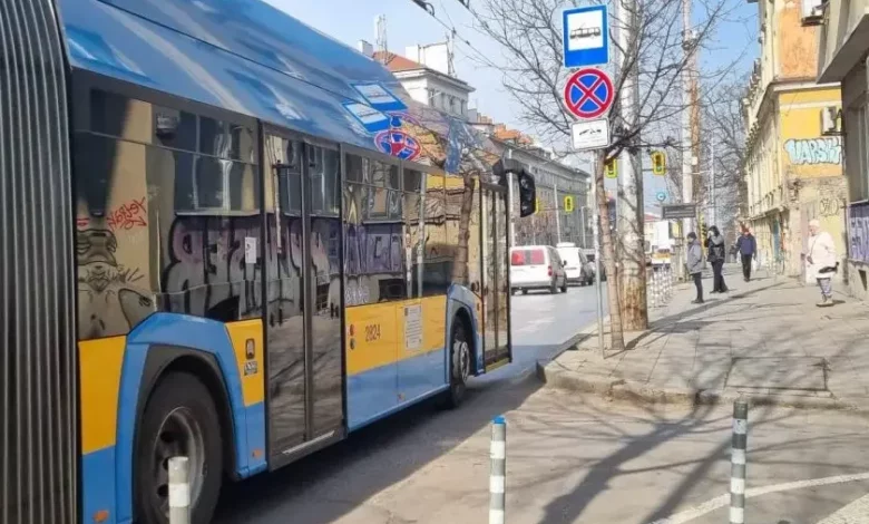 Шофьорът на тролейбус, заключил 2 момичета, е получил предупреждение за уволнение