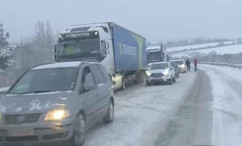 Три тира се удариха на пътя Монтана - Враца заради снега