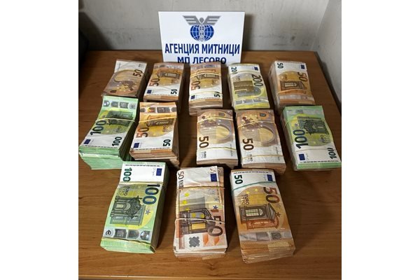 Турски тираджия къта под седалката си 245 хил. евро, митничарите го хванаха на "Лесово" (СНИМКИ)