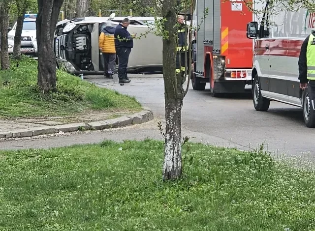 Автомобил се преобърна край училище в столичен квартал (СНИМКИ)