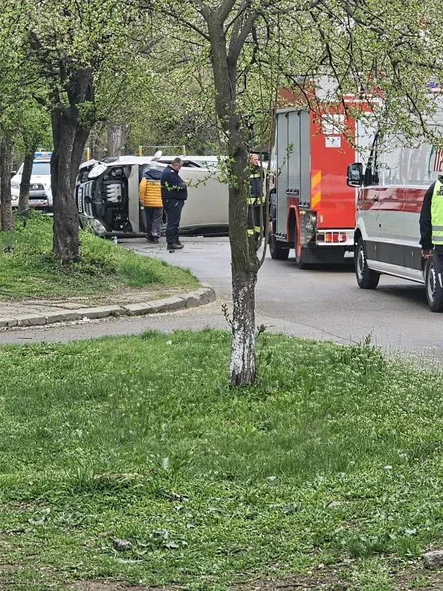 Автомобил се преобърна край училище в столичен квартал (СНИМКИ)